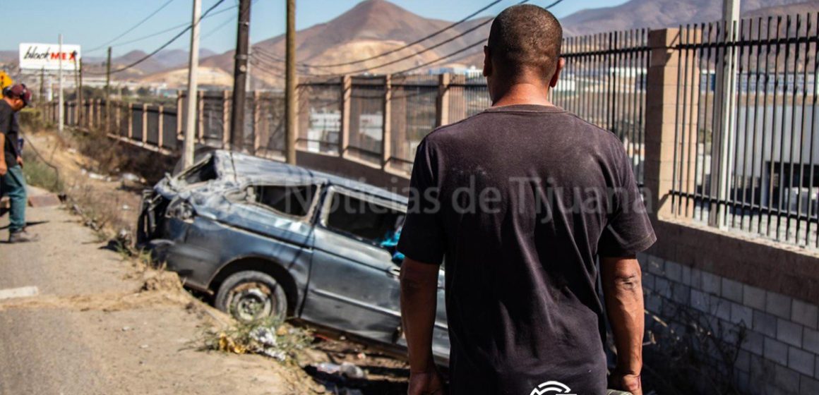 Conductor termina en volcadura por exceso de velocidad en carretera Tijuana-Tecate