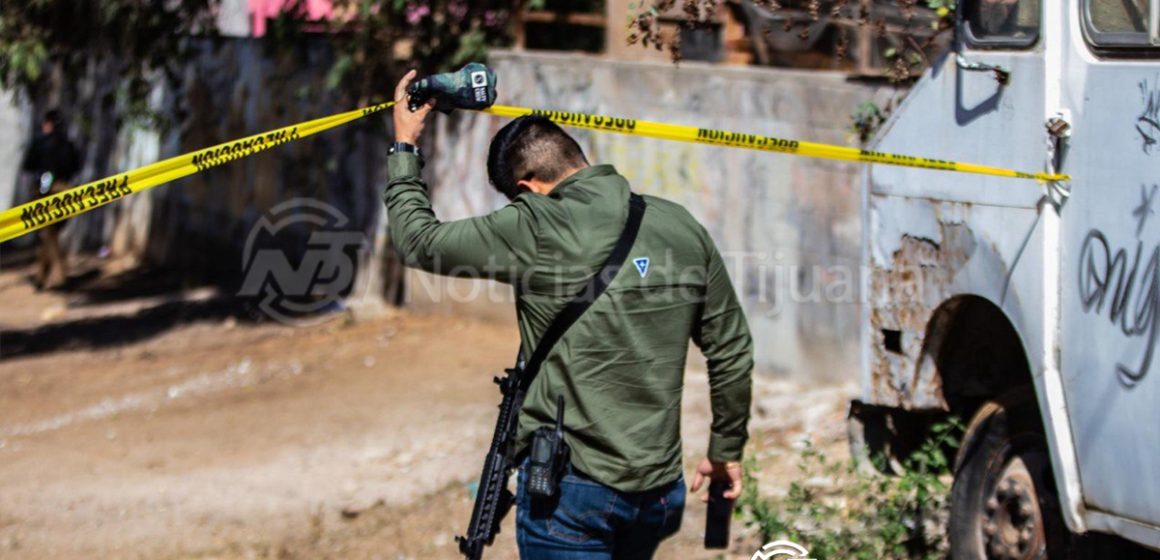 Localizan cuerpo semi enterrado en lote baldío de Colinas del Alamar