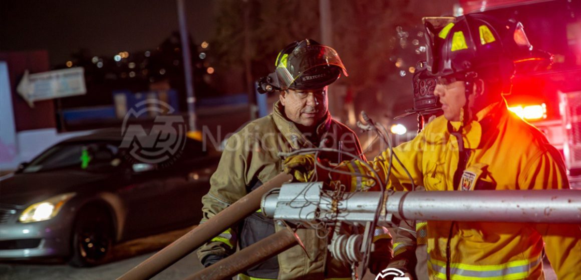 Taxi se vuelca tras chocar contra poste en Loma Bonita; chofer ebrio detenido