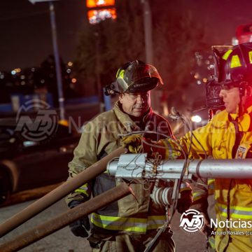 Formato para reporteros Taxi se vuelca tras chocar contra poste en Loma Bonita; chofer ebrio detenido