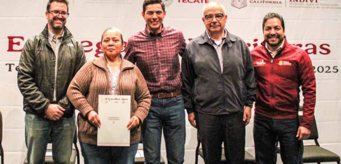 Secretario de Gobierno de BC entrega escrituras a 160 familias en Tecate