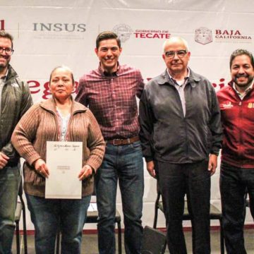 Secretario de Gobierno de BC entrega escrituras a 160 familias en Tecate