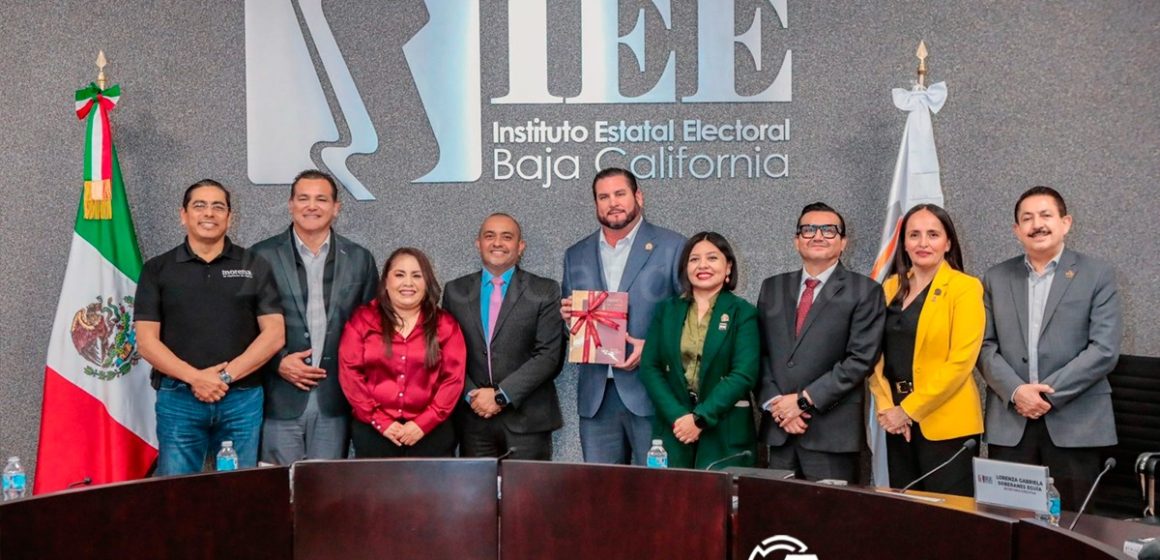 WhatsApp Image 2025-10-15 at 13.32.32 (3) Ismael Burgueño entrega formalmente su primer informe de actividades ante el IEEBC