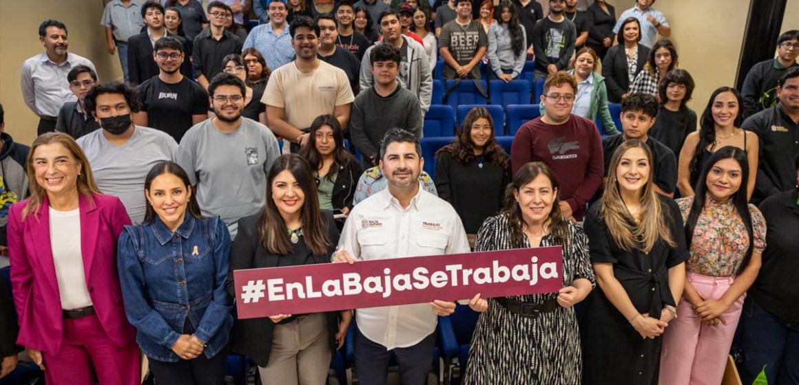Brinda STPS asesorías para estudiantes en foro laboral en universidad politécnica de Mexicali
