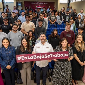Brinda STPS asesorías para estudiantes en foro laboral en universidad politécnica de Mexicali