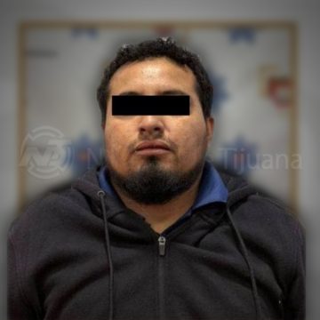 Detiene Policía Municipal de Tijuana a hombre tras intentar huir e ingresar a zona restringida de comercio