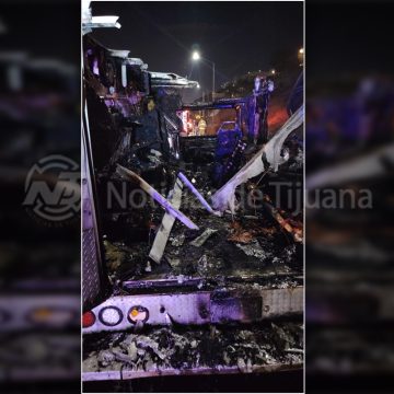 Ambulancia termina en perdida total tras fuerte incendio en el el fraccionamiento Residencial