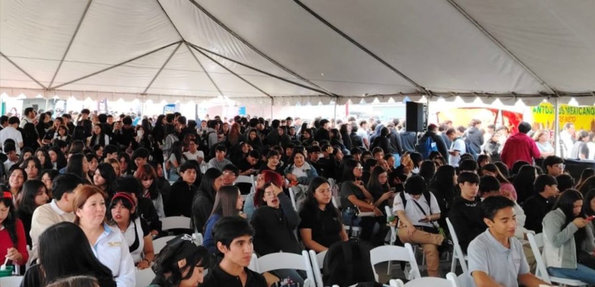 czxs Fiscalía acerca servicios a jóvenes en la Expo Feria Educativa 2025 de Coparmex Tijuana