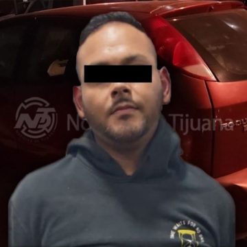 fds Detienen a dos hombres armados que viajaban en auto robado en Tijuana