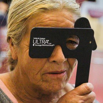 Entregan apoyos visuales y de movilidad a personas en situación vulnerable en Baja California