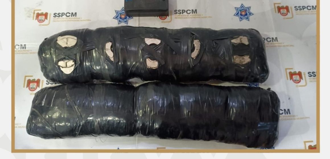 Encuentran paquetes con metanfetamina bajo una camioneta en Tijuana