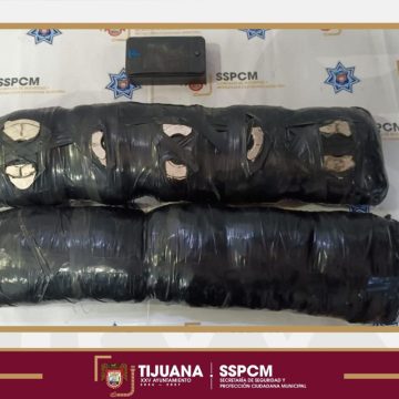 vcxsd Encuentran paquetes con metanfetamina bajo una camioneta en Tijuana