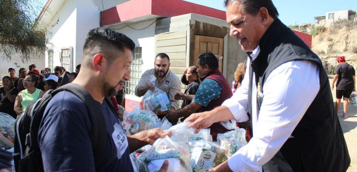 vx Regidor Arturo Aguirre participa en macro jornada y hace entrega de apoyos alimentarios en Tijuana