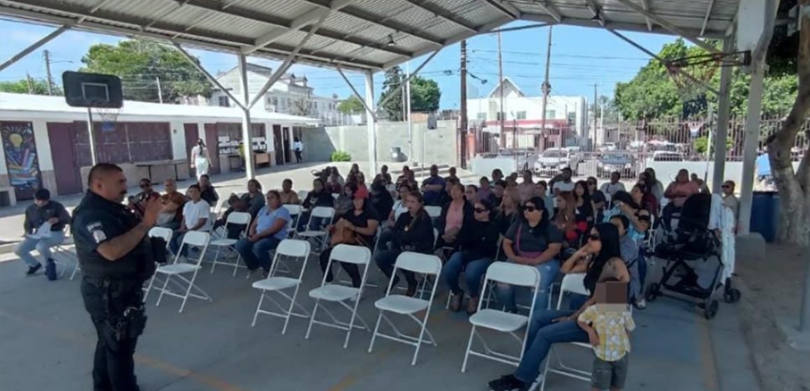 xcv Dan plática preventiva a madres y padres en la Sánchez Taboada