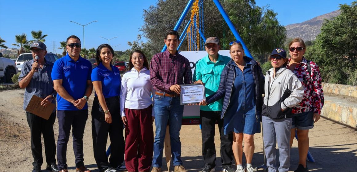 zxcz Uniformes y Bordados “El Gato” adopta camellón en el bulevar Encinos de Tecate