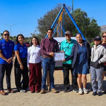 Uniformes y Bordados “El Gato” adopta camellón en el bulevar Encinos de Tecate