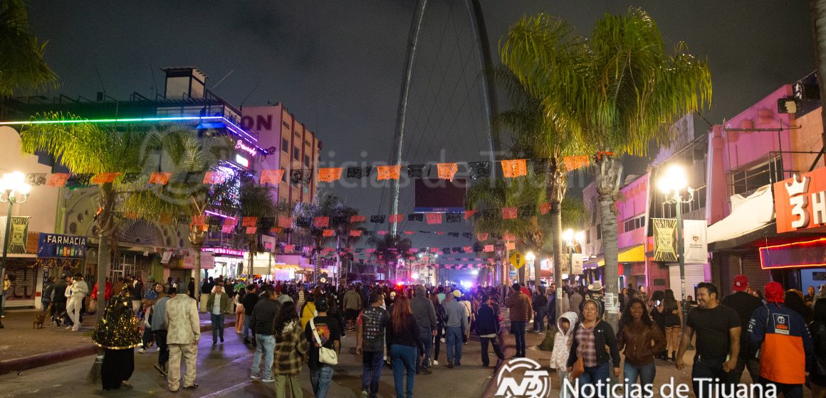 Miles de familias disfrutaron la noche de Halloween en la avenida Revolución