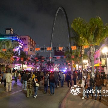 Miles de familias disfrutaron la noche de Halloween en la avenida Revolución