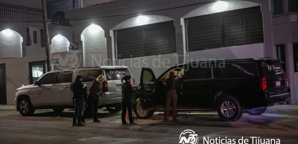 Incendian vehículos estacionados en funeraria de Tijuana
