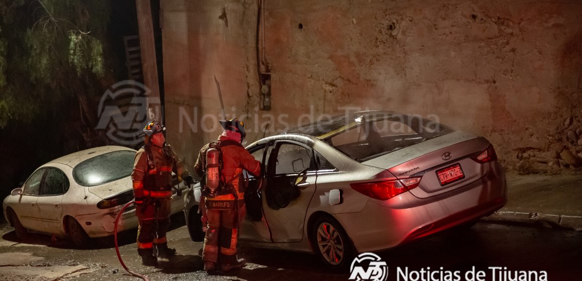 Bomberos sofocan incendio de vehículo en Cañón Oasis