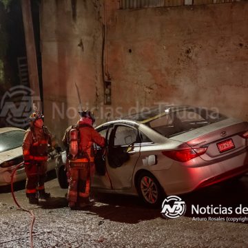 Bomberos sofocan incendio de vehículo en Cañón Oasis