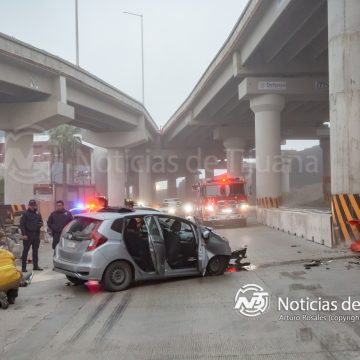 Vehículo honda impacta con muro del viaducto en la vía internacional