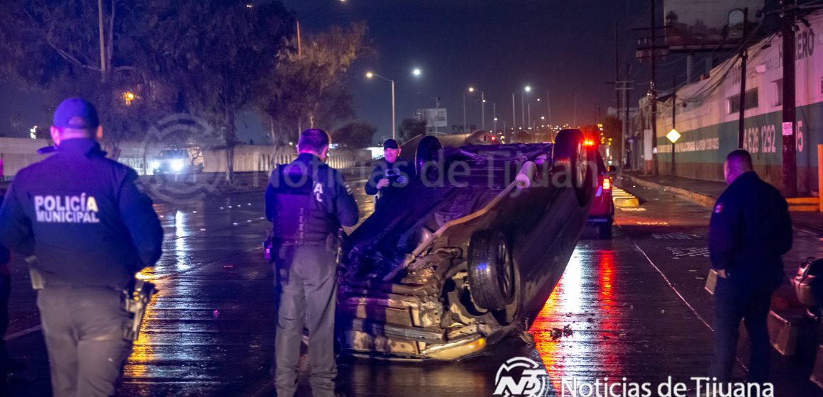Volcadura sin lesionados sobre el bulevar Federico Benítez