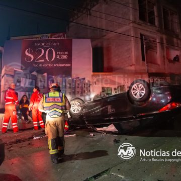 Conductora resulta lesionada tras volcadura en el bulevar Fundadores