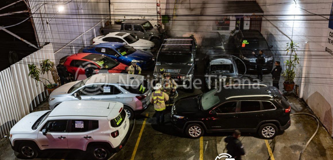 Incendio provocado arrasa con siete autos en lote de la colonia Independencia; detienen a tres sospechosos