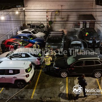 Incendio provocado arrasa con siete autos en lote de la colonia Independencia; detienen a tres sospechosos