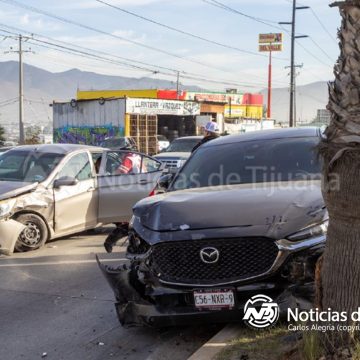 Accidente en bulevar Cucapah deja daños materiales y una mujer con crisis nerviosa