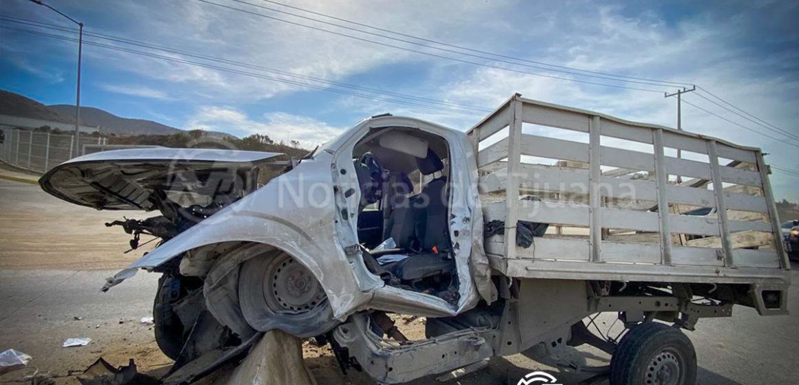 Conductor queda prensado tras chocar contra muro de contención en el bulevar 2000