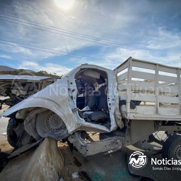 Conductor queda prensado tras chocar contra muro de contención en el bulevar 2000