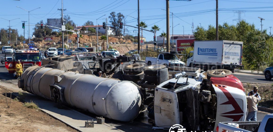 Pipa con aguas residuales vuelca en la carretera Tijuana–Tecate.