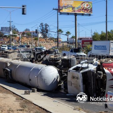 2 Pipa con aguas residuales vuelca en la carretera Tijuana–Tecate.