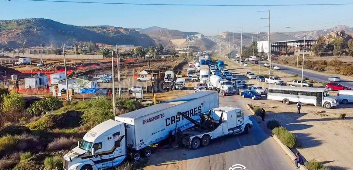 Tráiler paraliza el bulevar 2000: colapso vial y caos para miles de automovilistas