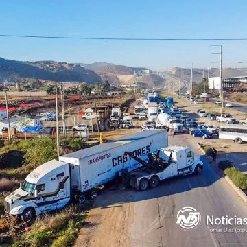Tráiler paraliza el bulevar 2000: colapso vial y caos para miles de automovilistas