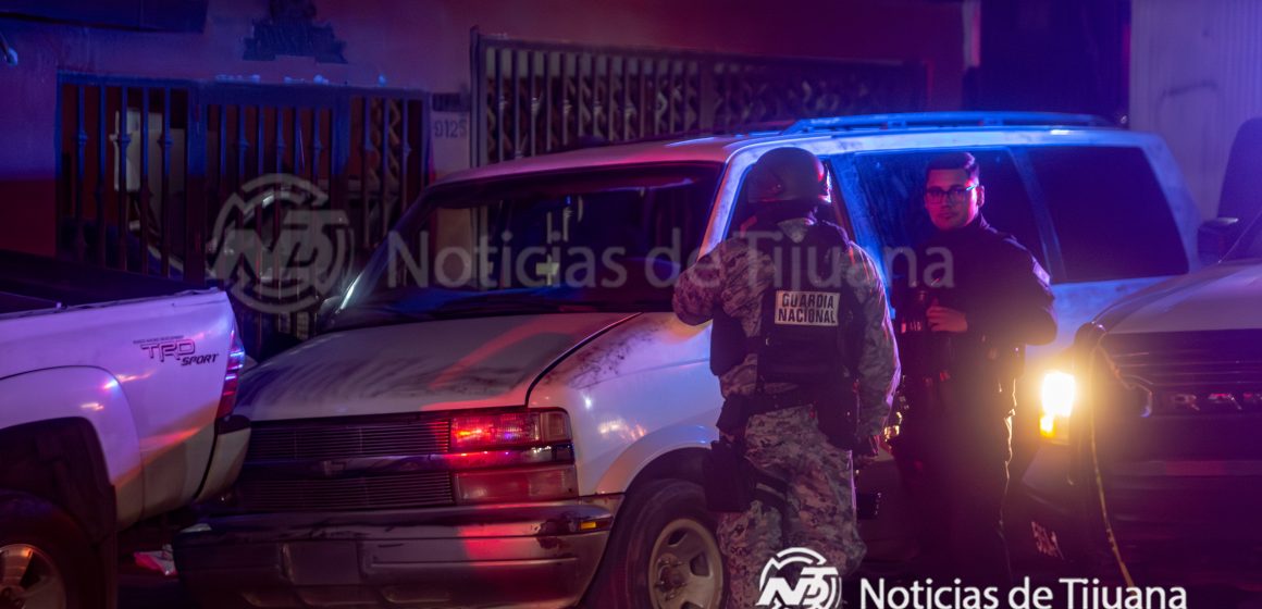 Hallan dos cuerpos encobijados dentro de una panel en Tijuana