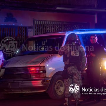 Hallan dos cuerpos encobijados dentro de una panel en Tijuana