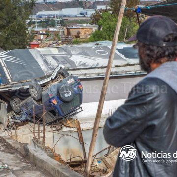 Conductor pierde el control y termina en el interior de una vivienda en Rincón Dorado