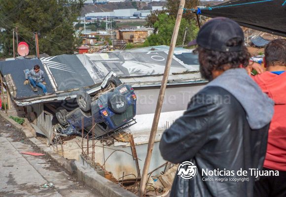 Conductor pierde el control y termina en el interior de una vivienda en Rincón Dorado