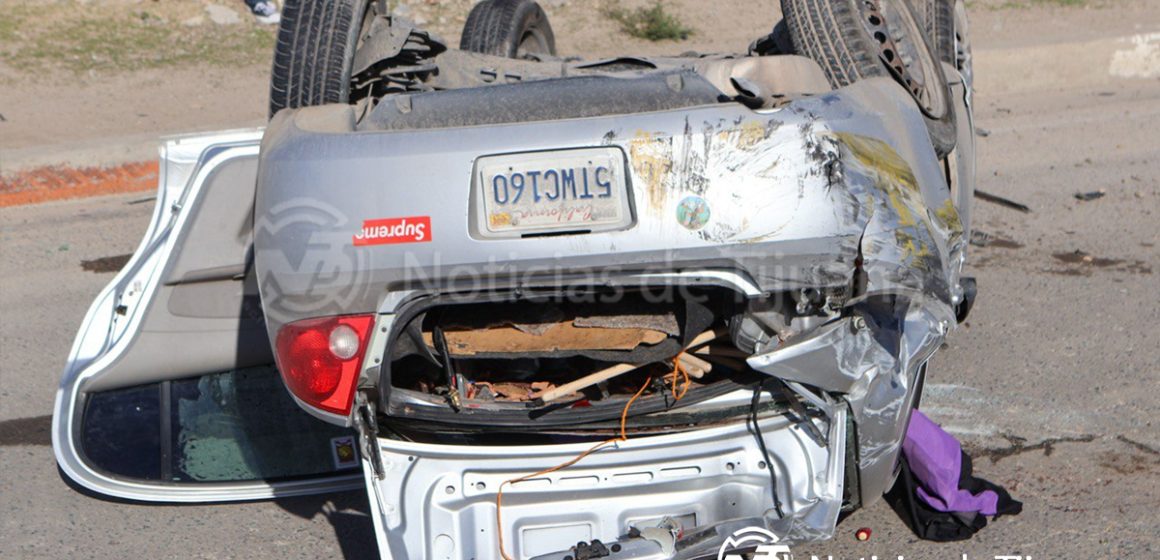 Vuelca automóvil tras chocar con camiones de reparto en el bulevar 2000