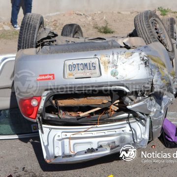 Vuelca automóvil tras chocar con camiones de reparto en el bulevar 2000