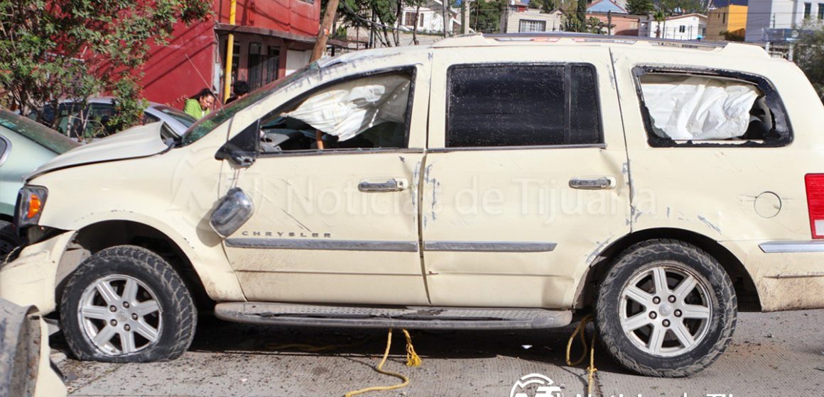 Joven alcoholizado deja múltiples carros dañados tras perder el control de su camioneta