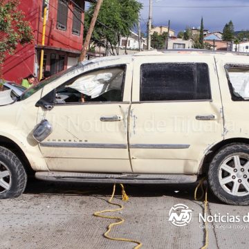 Joven alcoholizado deja múltiples carros dañados tras perder el control de su camioneta