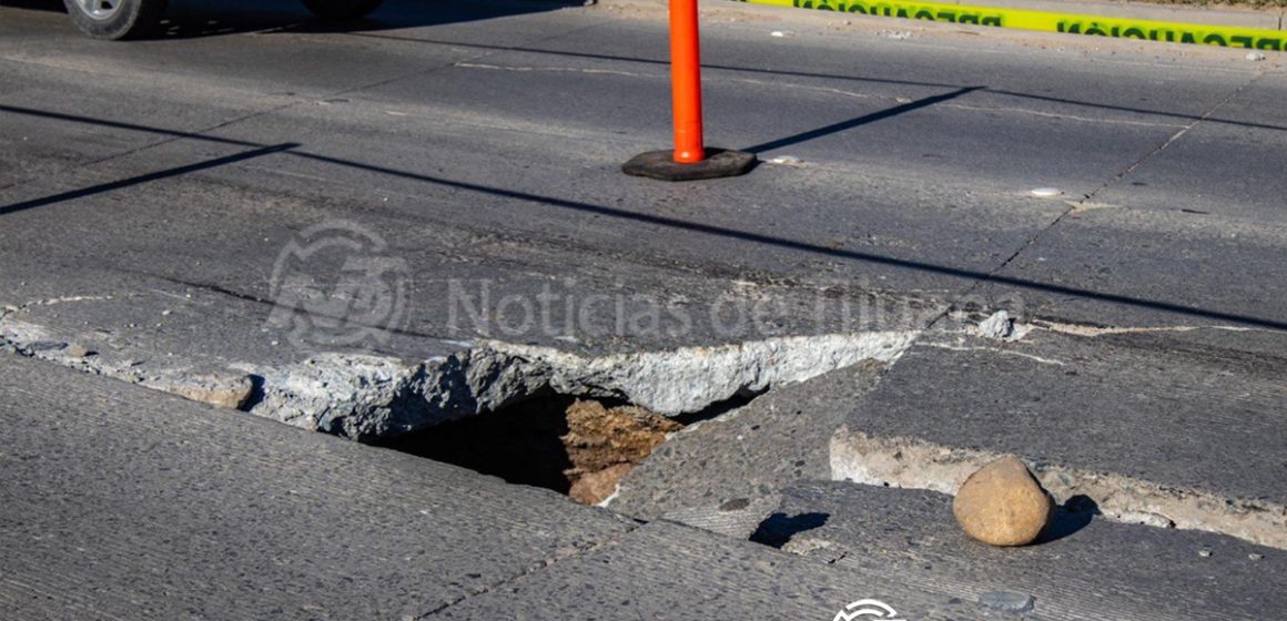 Socavón en Vía Rápida Oriente provoca caos vial en Tijuana