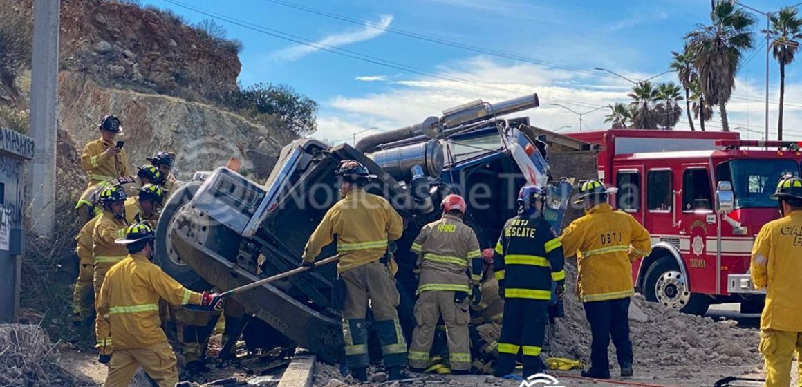 Hombre muere prensado tras choque de dompe en el bulevar 2000