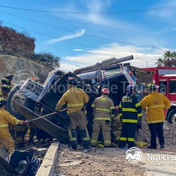 Hombre muere prensado tras choque de dompe en el bulevar 2000