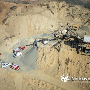 Movilización de emergencia en planta asfaltera por hombre en riesgo de caer a un barranco