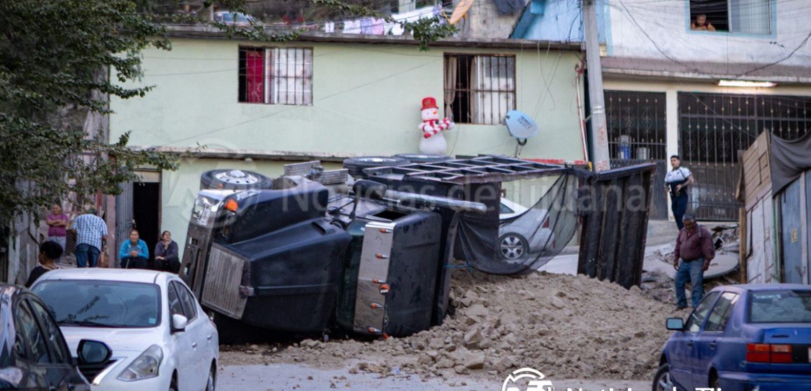 Volcadura de camión de carga paraliza el tráfico en Mariano Matamoros Norte